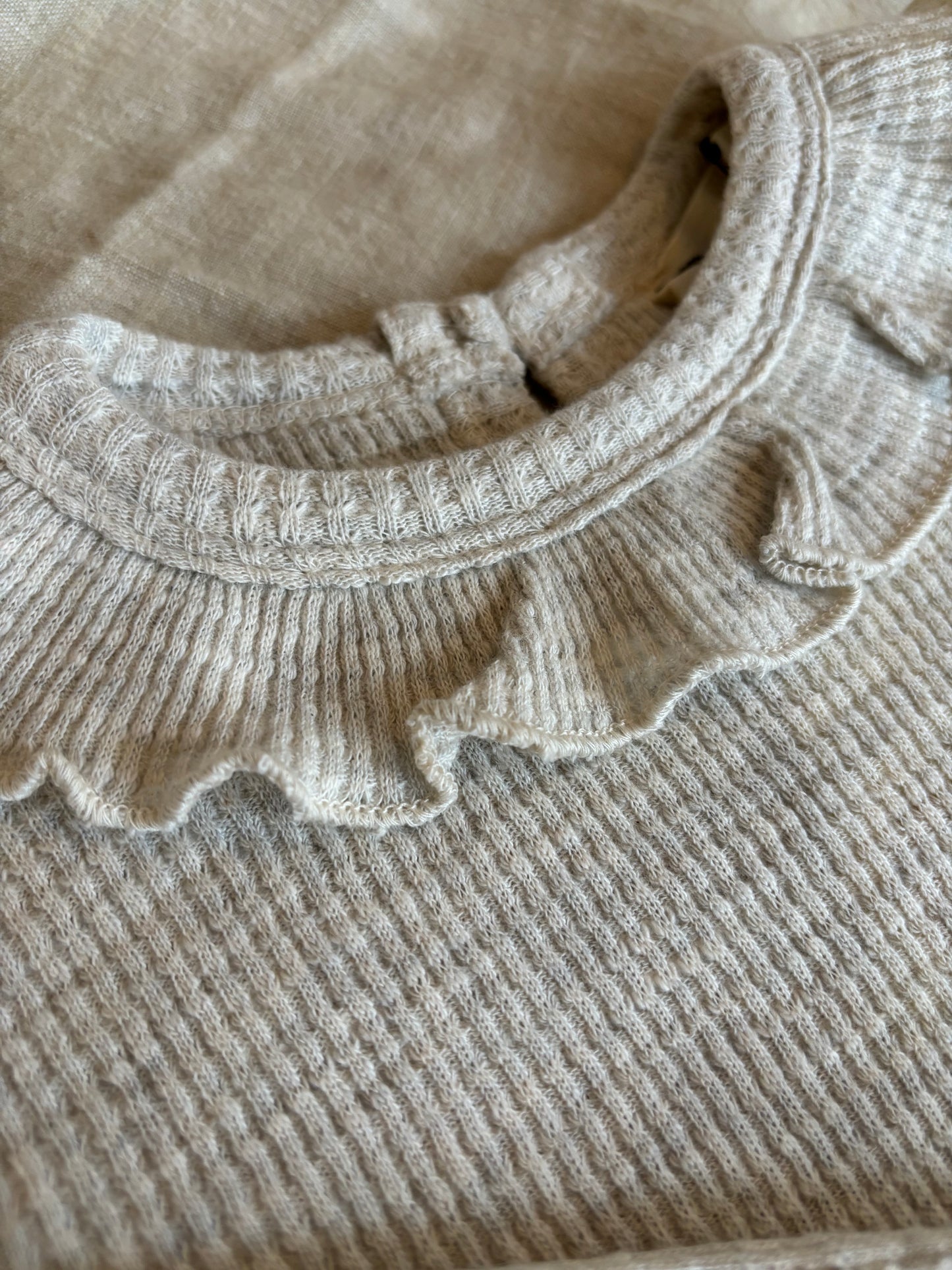 Lys melange trøje med flæsekrave