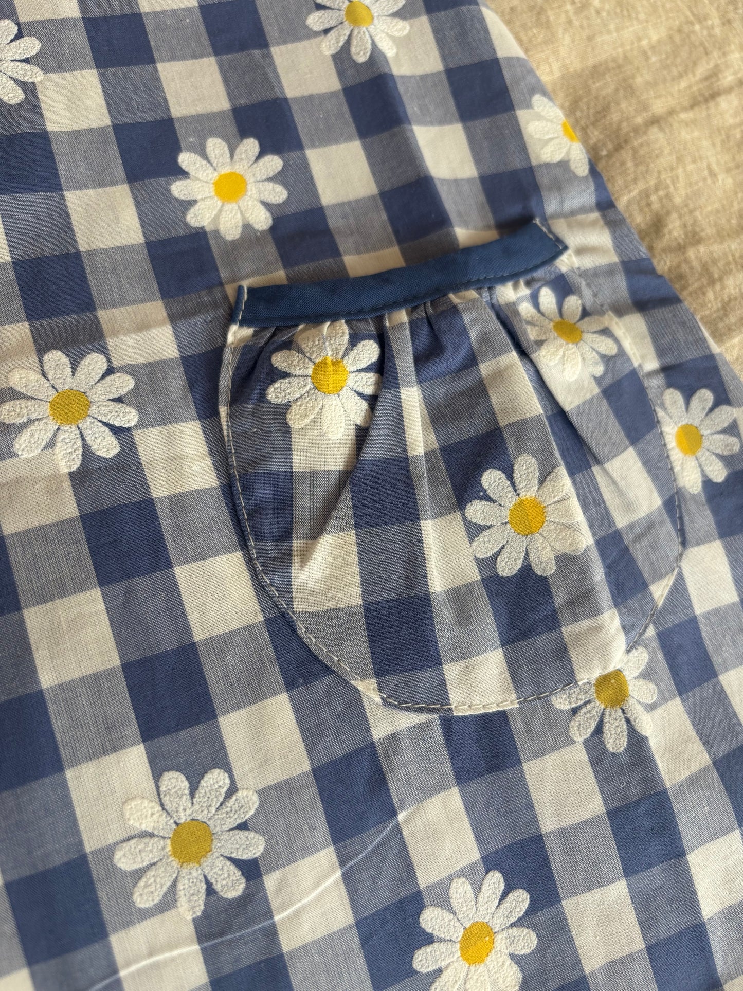 Blåternet kjole med blomster