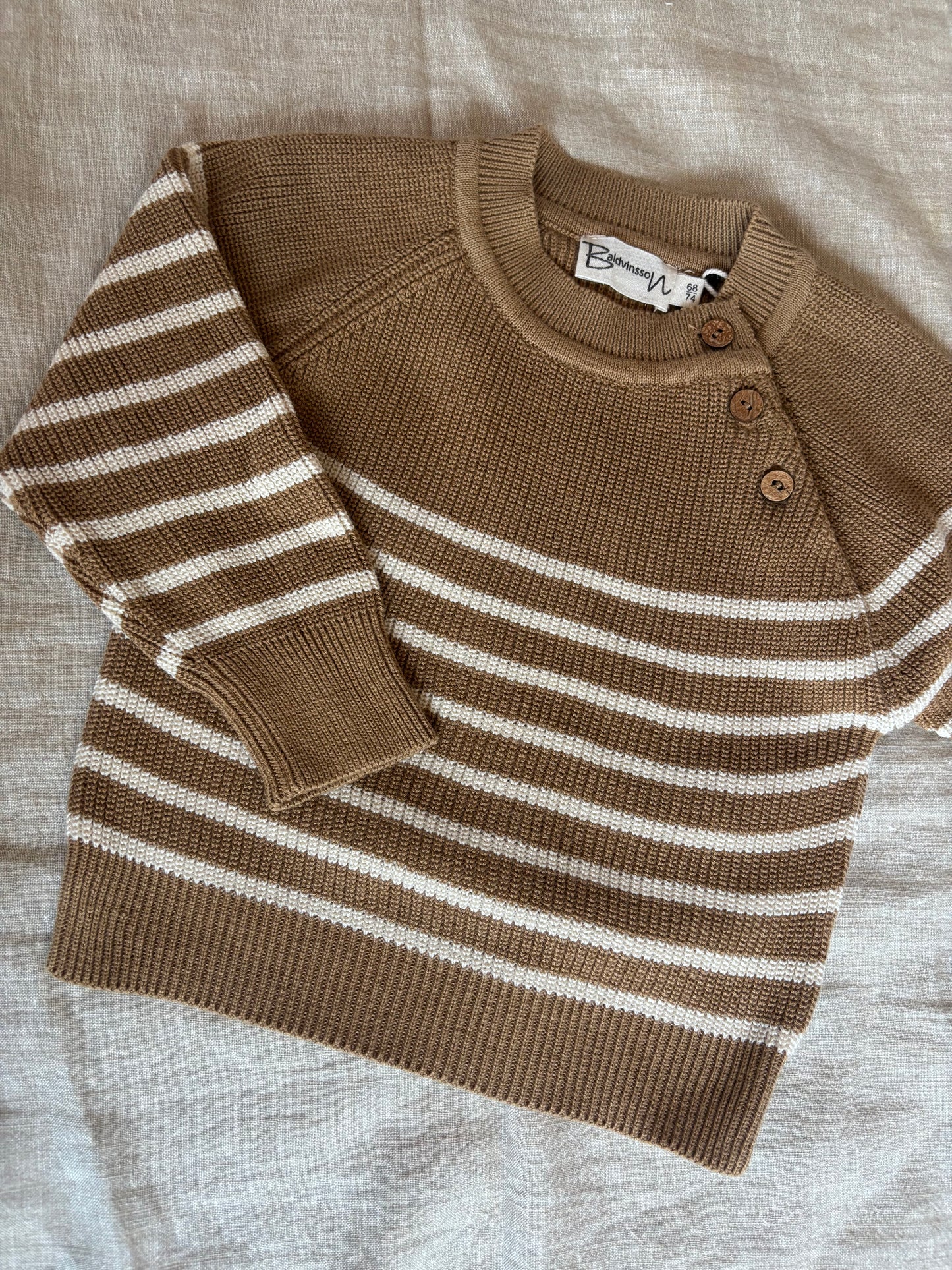 Karamelfarvet trøje med hvide striber