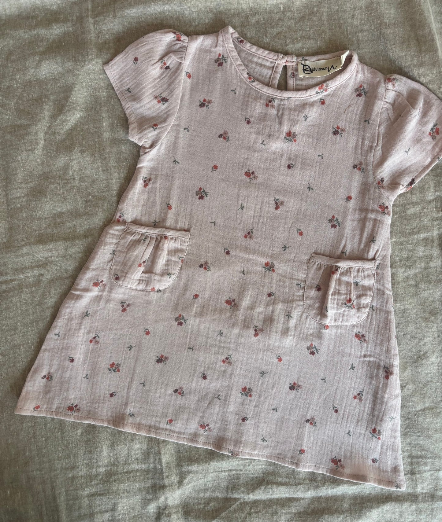 Rosa blomstret kjole