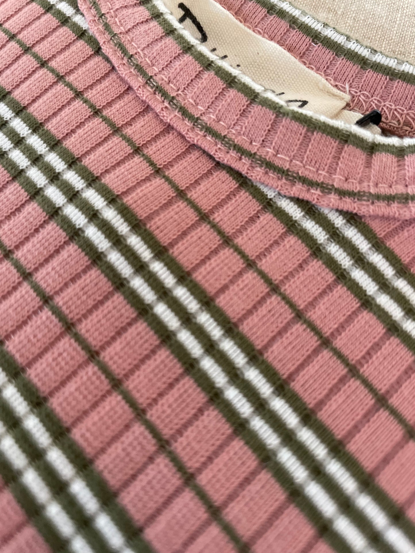 Lyserød trøje med striber