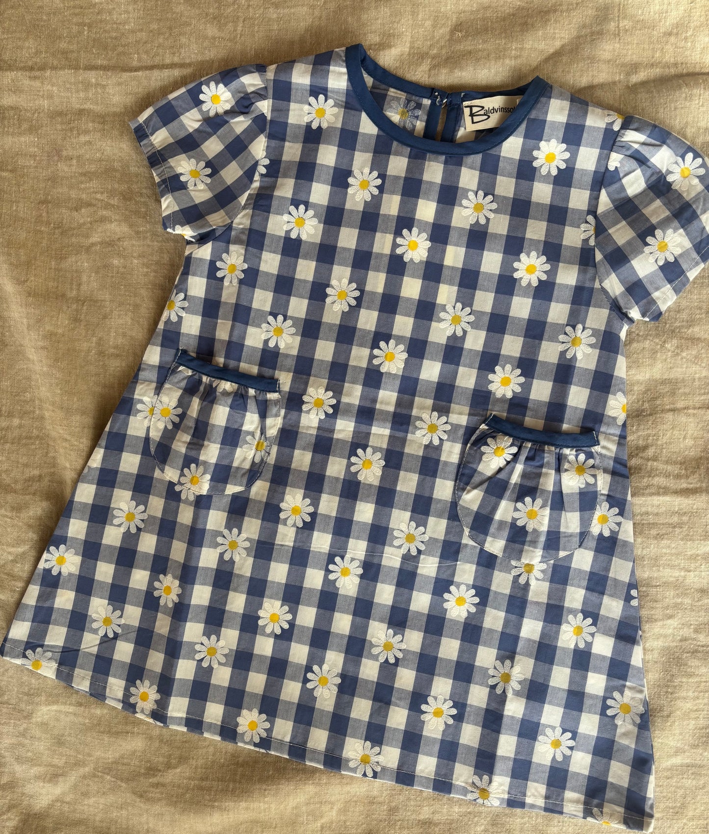 Blåternet kjole med blomster