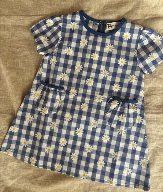 Blåternet kjole med blomster