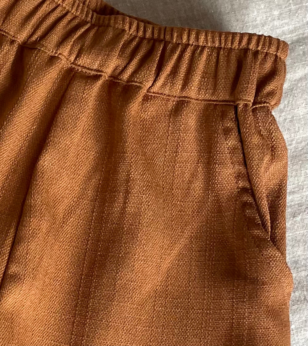 Orangebrune bukser med lommer