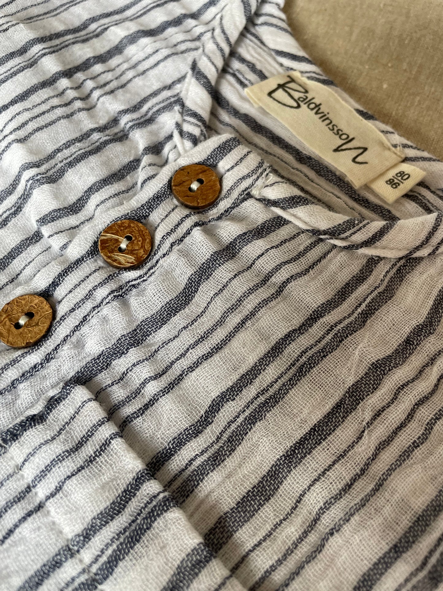 Blå og hvidstribet skjorte