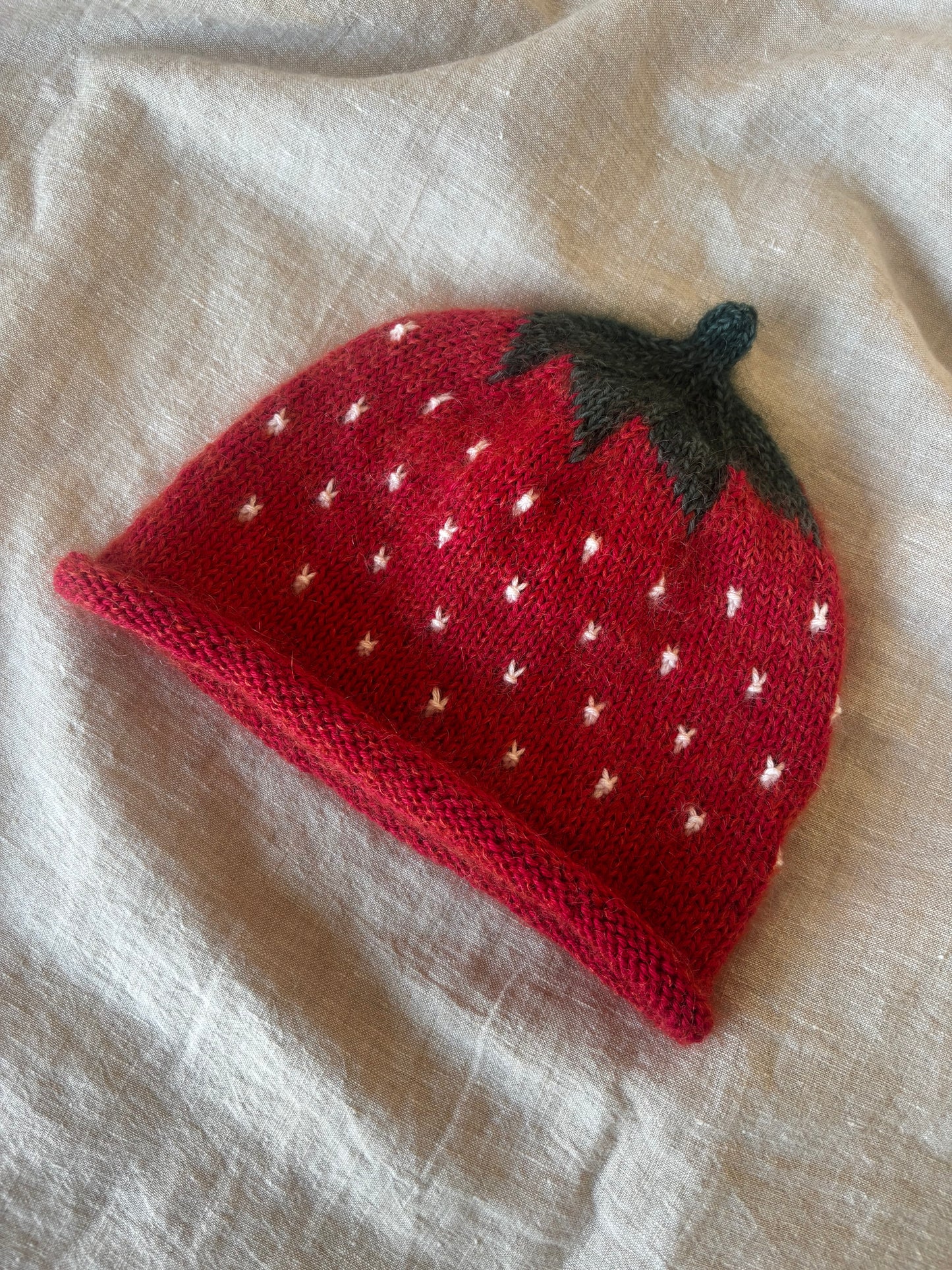 Håndstrikket jordbærhue