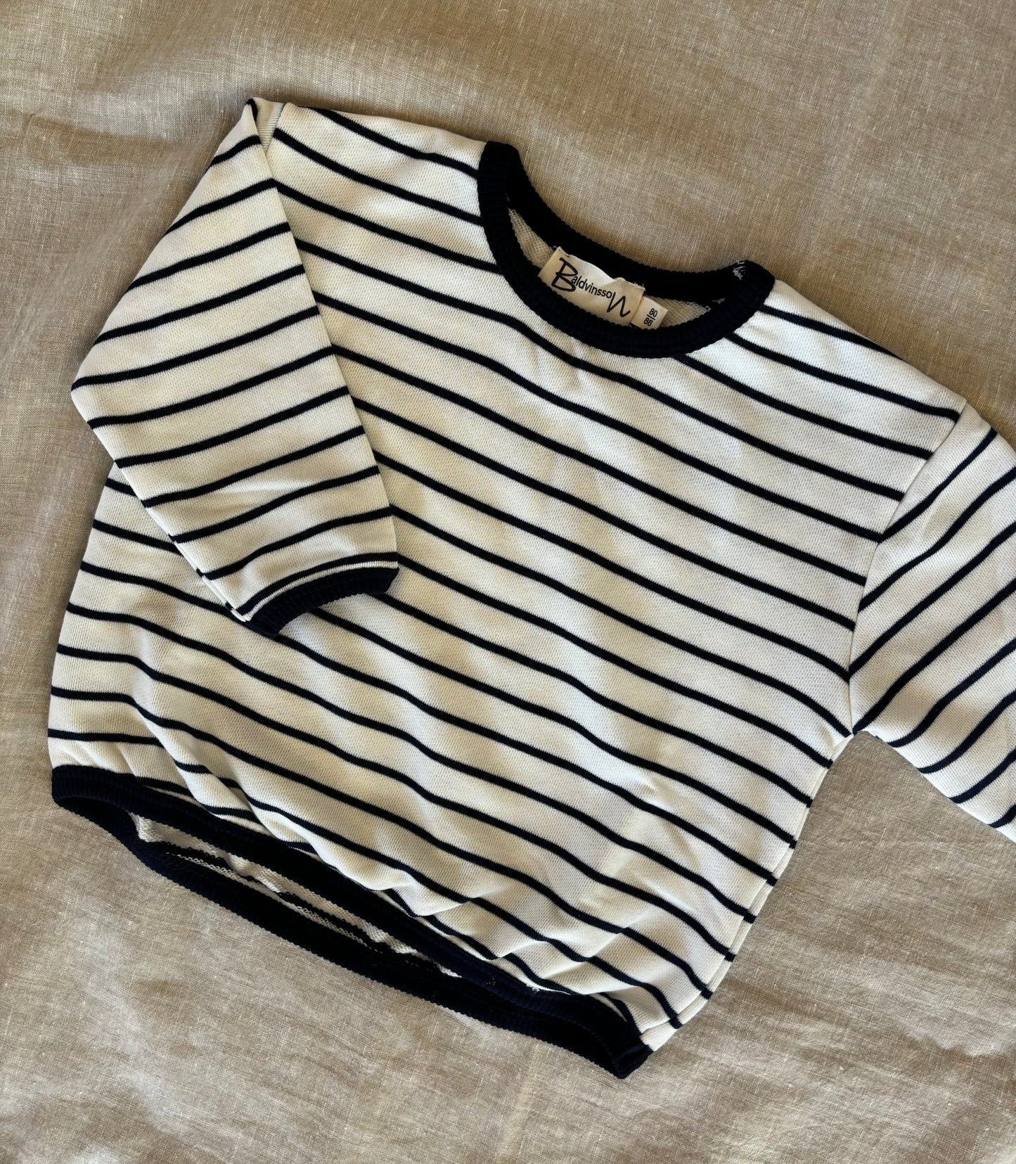 Navy og hvidstribet sweatshirt