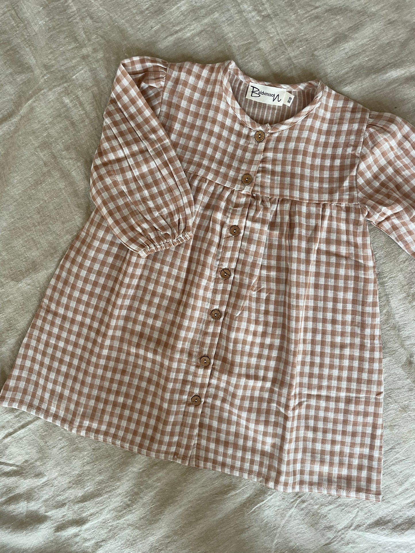 Karamel ternet kjole