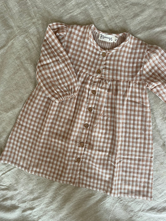 Karamel ternet kjole