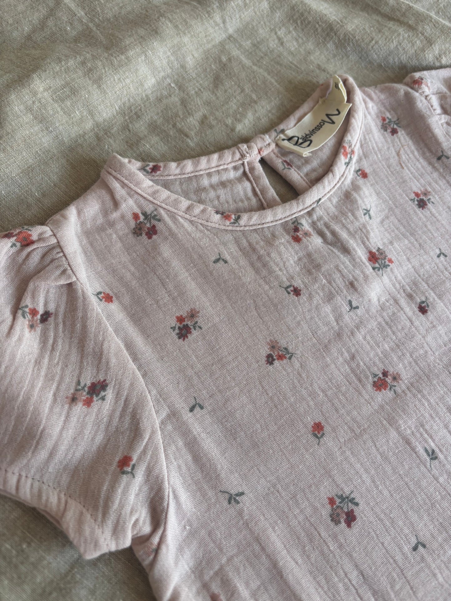 Rosa blomstret kjole