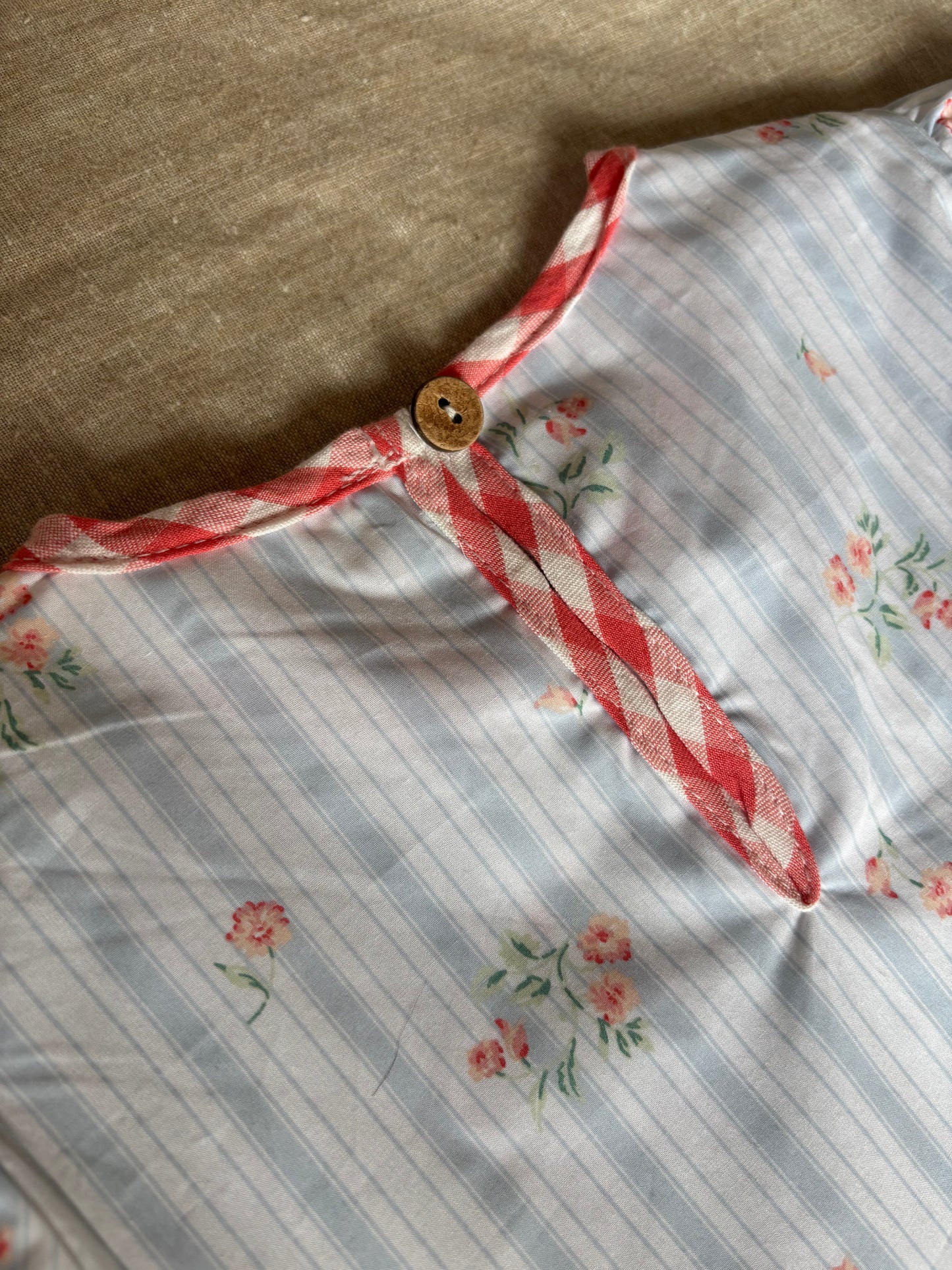 Blåstribet kjole med blomster