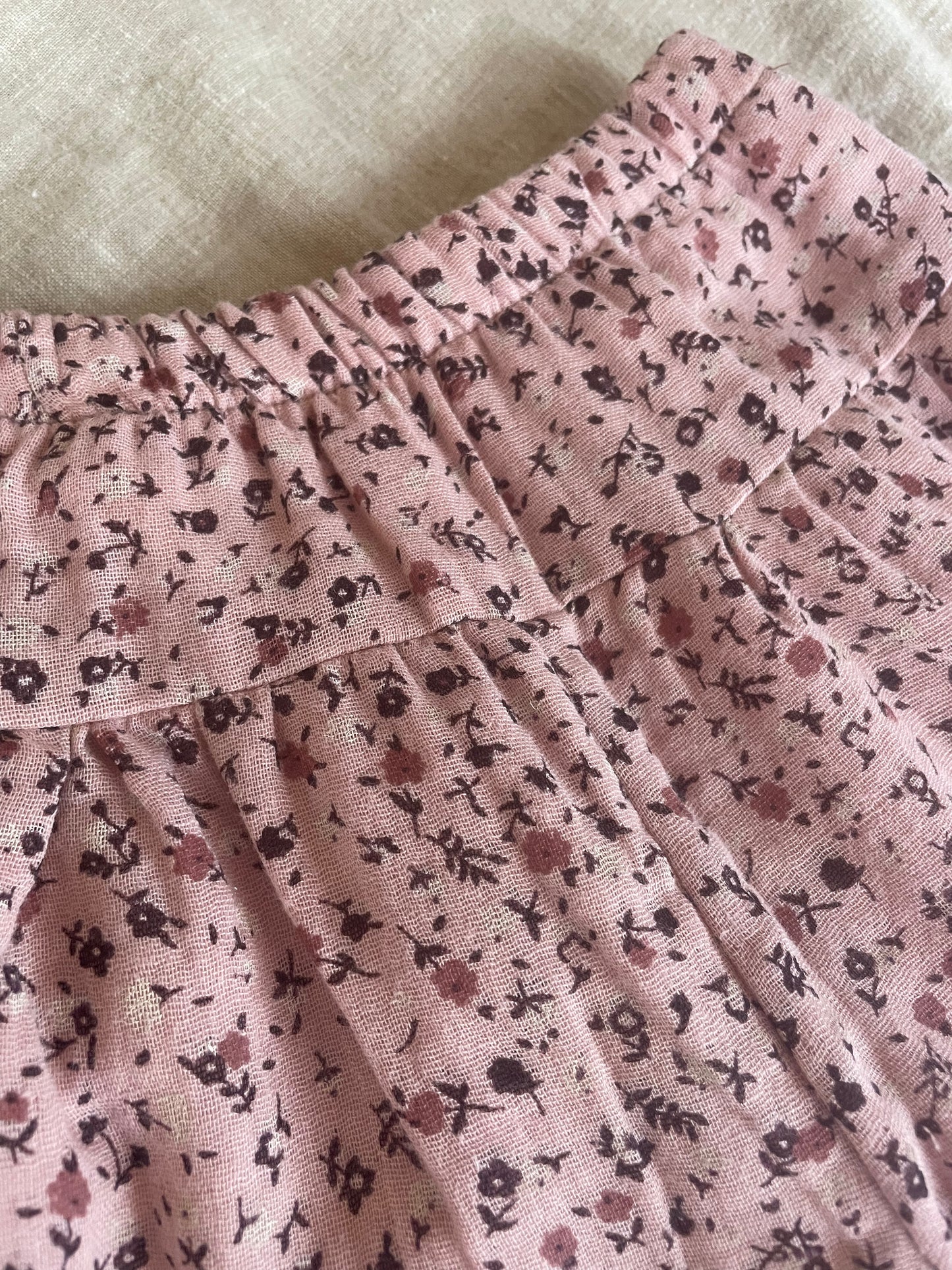 Blomstrede lyserøde bukser