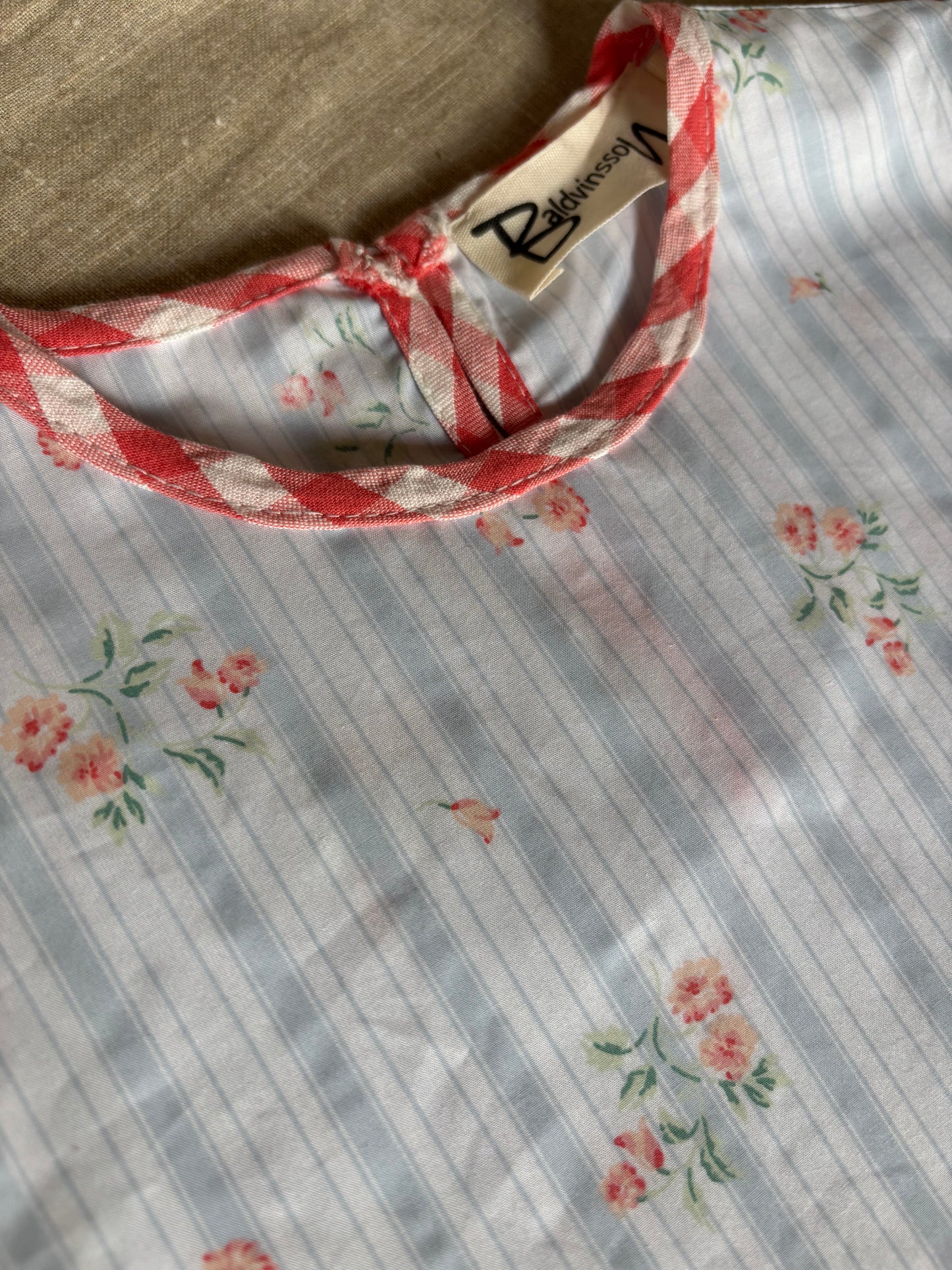 Blåstribet kjole med blomster