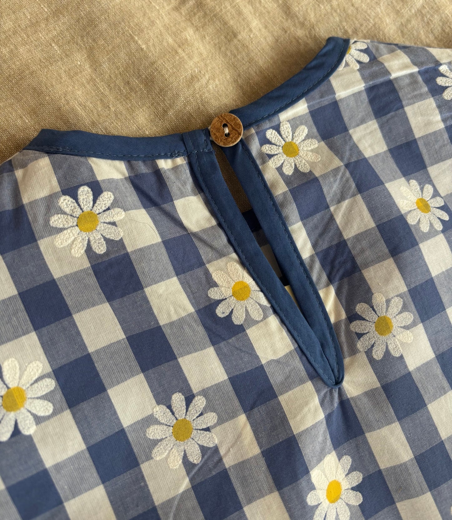 Blåternet kjole med blomster