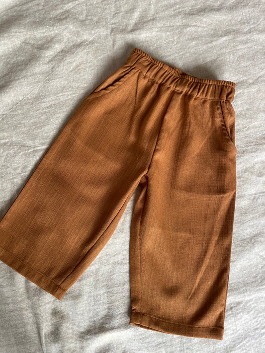 Orangebrune bukser med lommer