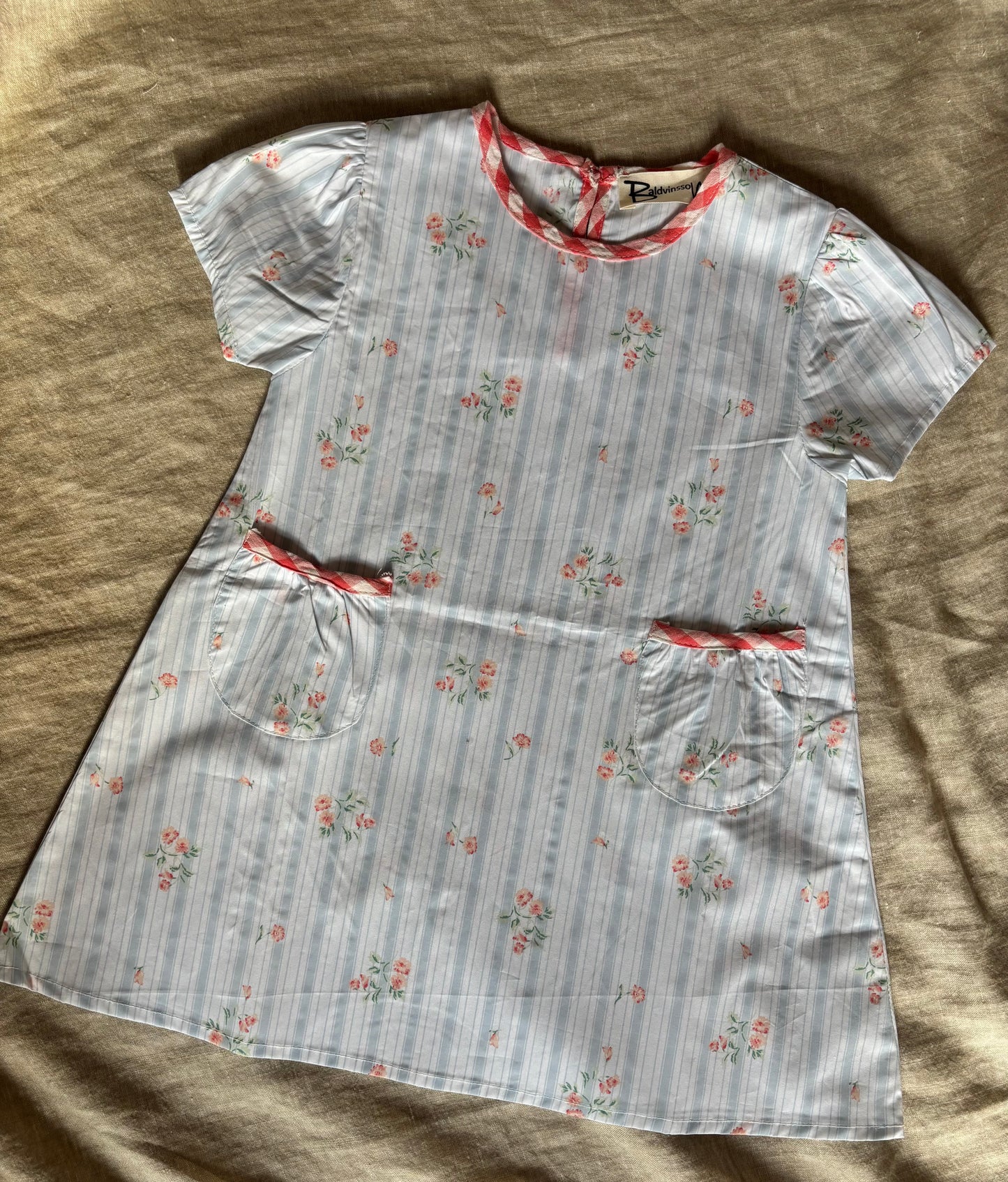 Blåstribet kjole med blomster