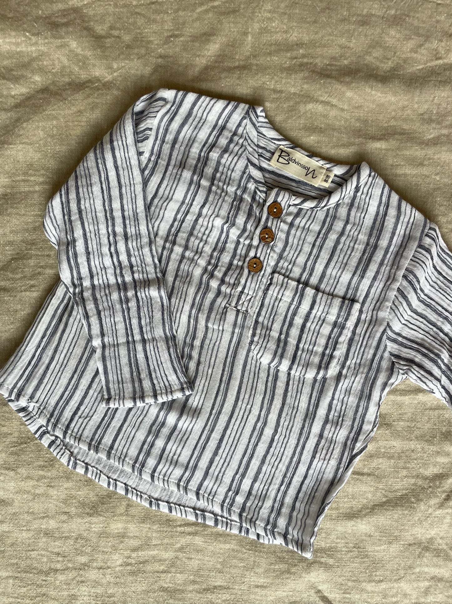 Blå og hvidstribet skjorte