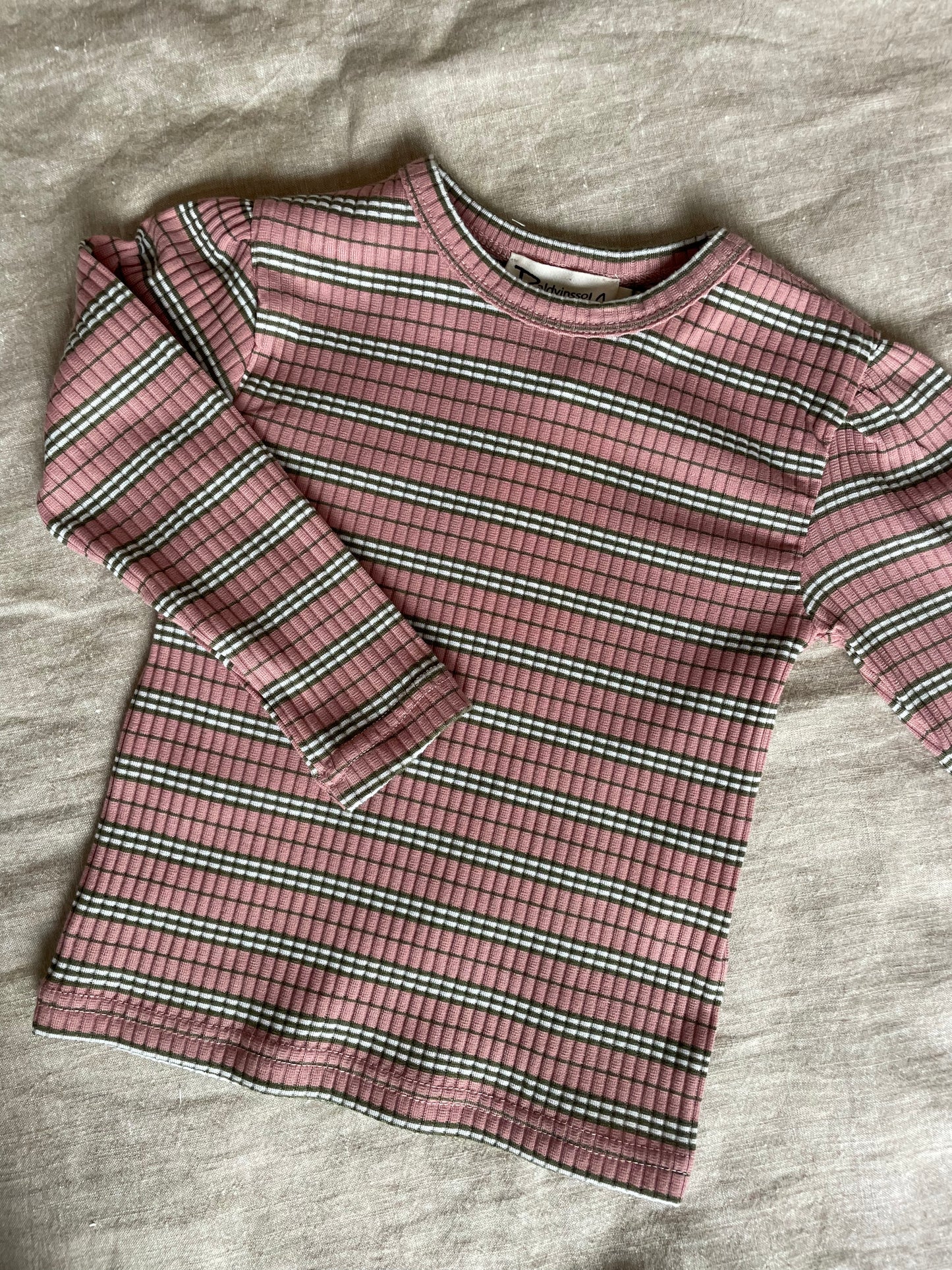 Lyserød trøje med striber