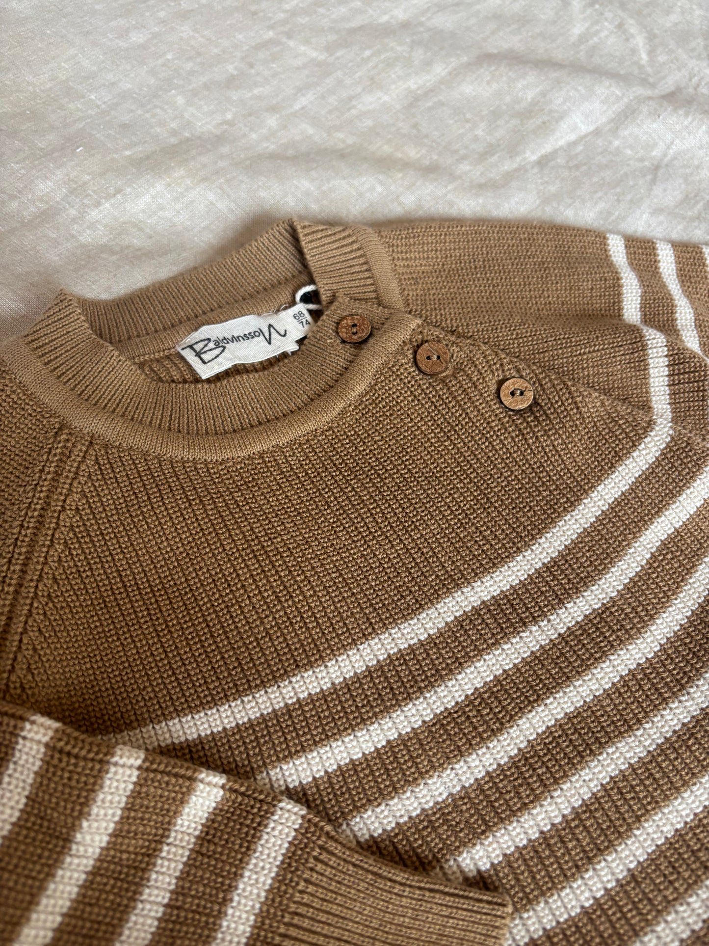 Karamelfarvet trøje med hvide striber