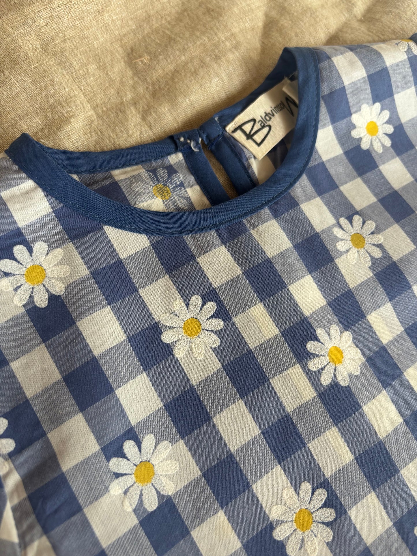 Blåternet kjole med blomster