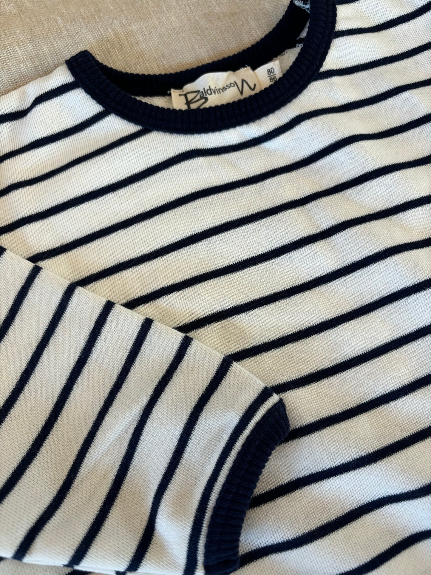 Navy og hvidstribet sweatshirt