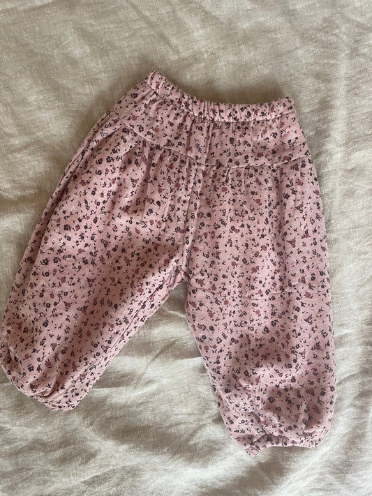Blomstrede lyserøde bukser