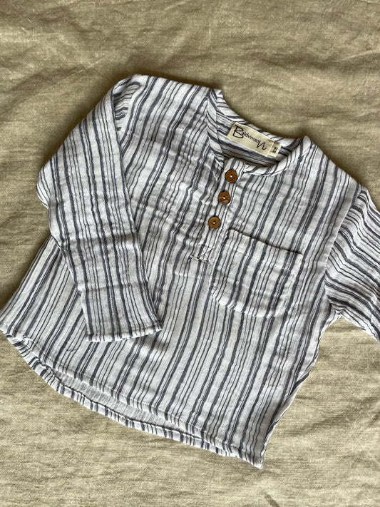 Blå og hvidstribet skjorte